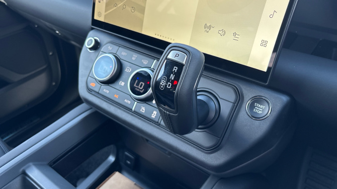 Land Rover Defender 3.0 D250 X-Dynamic SE 110 5dr Auto Diesel Estate - Image 13